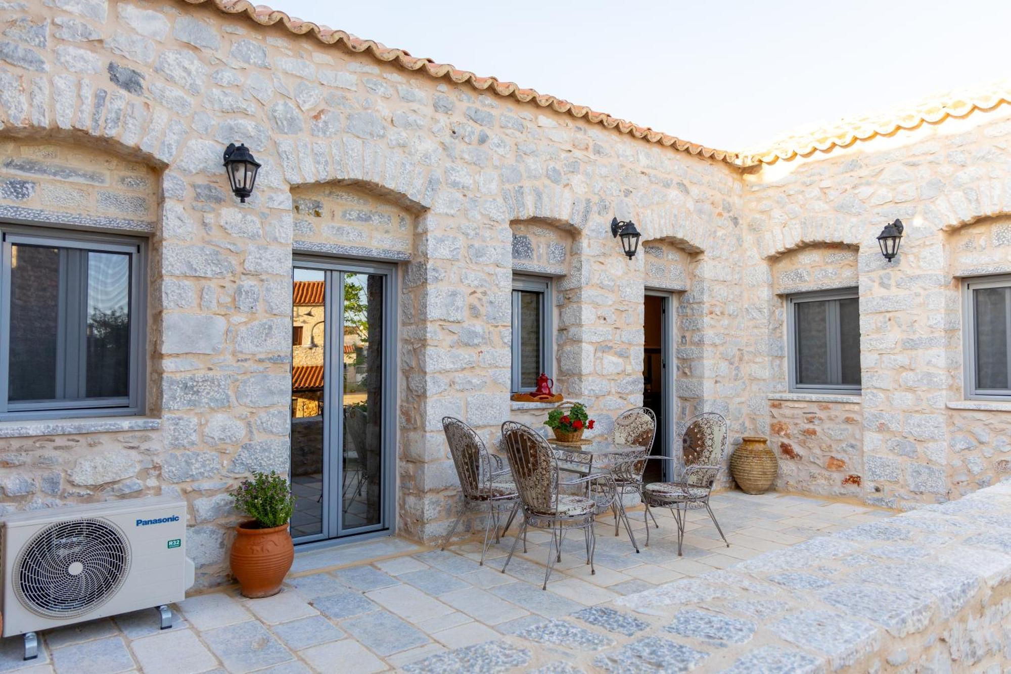 Stenorougi Charias Kharia Exterior photo